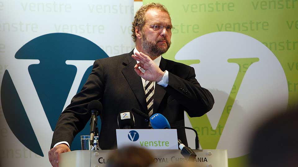 REAGERTE: Lars Sponheim mente fra landsm�tets talerstol at partikollegene burde ha st�ttet ham da Olaf Thommessen fremmet sine beskyldninger i bokform tidligere i �r.