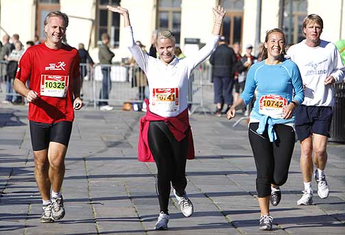 KRONPRINSESSE P� L�PETUR: Kronprinsesse Mette-Marit stilte villig opp for Johann Olav Koss' veldedige organisasjon Right to Play, og l�p ti kilometer under Oslo Maraton i dag.