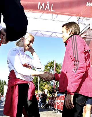 M�TTE L�PEDRONNINGEN: Kronprinsessen ble m�tt av l�pedronningen Grete Waitz da hun kom i m�l etter ti kilometer.