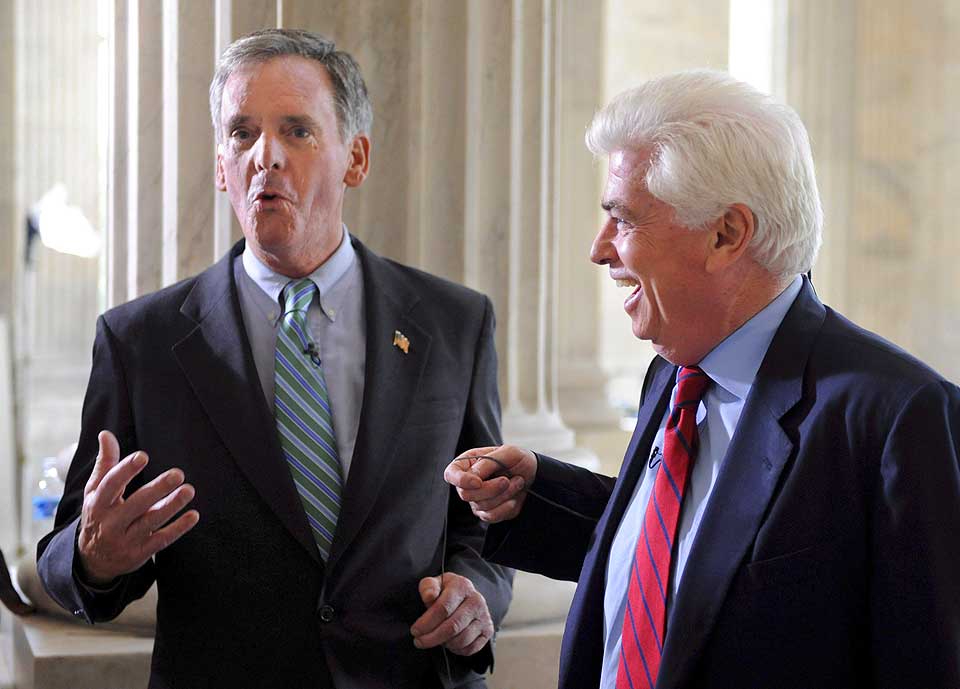 FORHANDLERE: Judd Gregg sammen med demokratenes senator Chris Dodd.