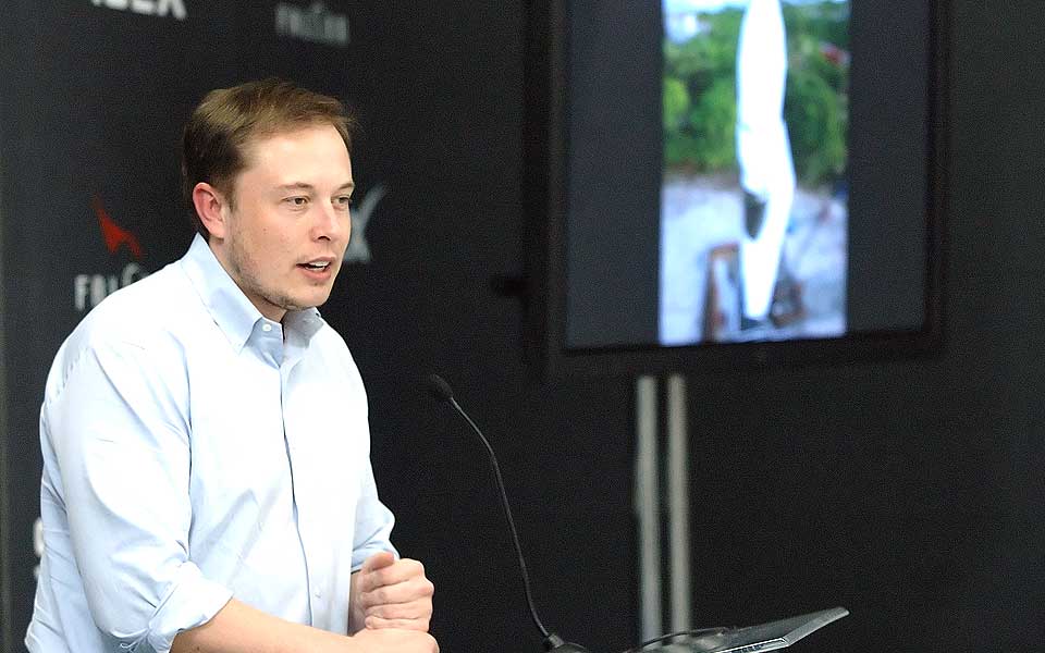 MANNEN BAK: Mangemillion�ren Elon Musk st�r bak selskapet som har sendt opp verdens f�rste kommersielle romrakett.