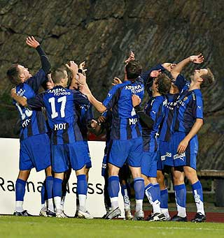 SK�LTE I 100: Stab�k-spillerne tok seg en velfortjent imagin�r sk�l etter Daniel Nannskogs 100.scoring for klubben.