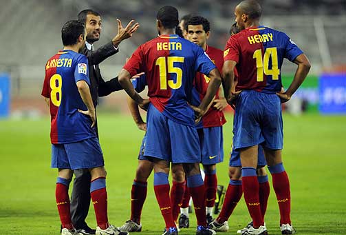 IKKE HELT S�NN: Barca-manager Pep Guardiola gir sine instruksjoner. - For mye p� tvers, mener Daniel Nannskog.