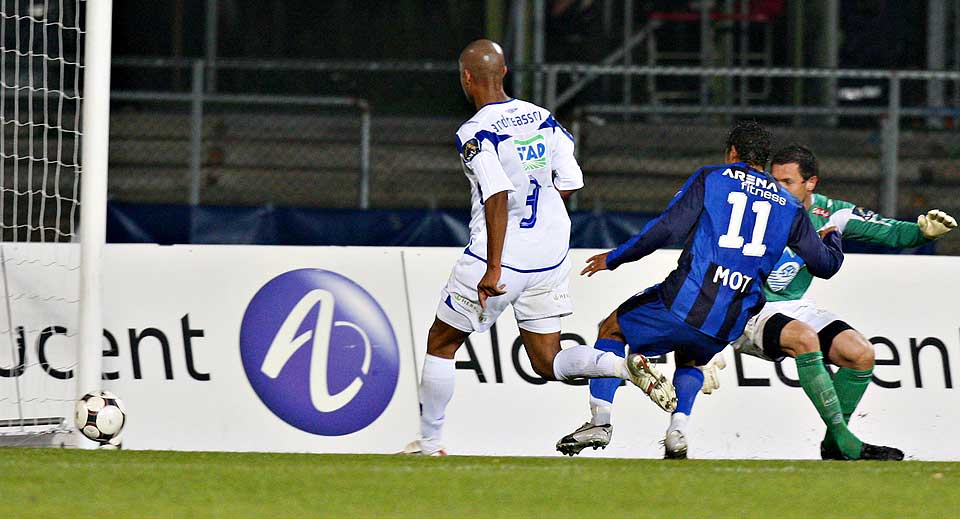 M�LTYV AV RANG: Daniel Nannskog fikk ballen servert av Alanzinho, og kunne enkelt trille inn sitt 100.m�l for Stab�k, som til tider spilte ut Molde p� Nadderud.