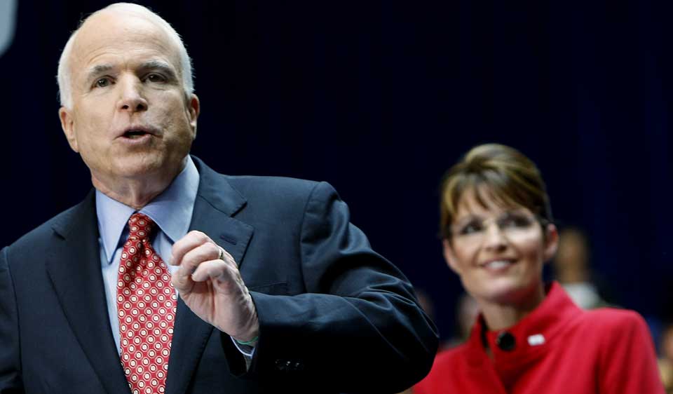 OVERILT: John McCain gikk trolig lenger i � ta �ren for lovforslaget enn han n� skulle �nske da han kort tid f�r kongressnederlaget gikk p� talerstolen i Colombus i Ohio sammen med Sarah Palin.
