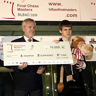 ANDREPLASS: Magnus Carlsen gikk s�vidt ikke til topps i Grand Slam-turneringa i Bilbao tidligere denne m�neden. Her f�r han andrepremien p� nesten 580 000 kroner.