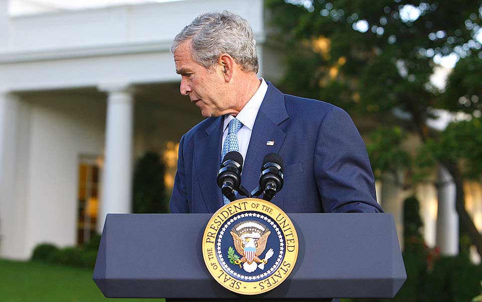 KREVER HANDLING: President George W. Bush har ikke gitt opp lovigvningen av en krisepakke som skal redde finanskrisen. I dag talte han fra det hvite hus.
