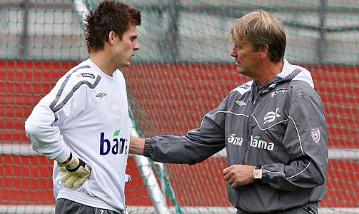 SL�R NED OG BYGGER OPP: �ge Hareide avviser at han viste d�rlig lederskap da han uttalte i media at Jarstein m�tte g� kraftig i seg selv. - Det er ikke s� farlig, s� lenge jeg sier det samme til Rune Jarstein ogs�, sier Hareide til Dagbladet.no.