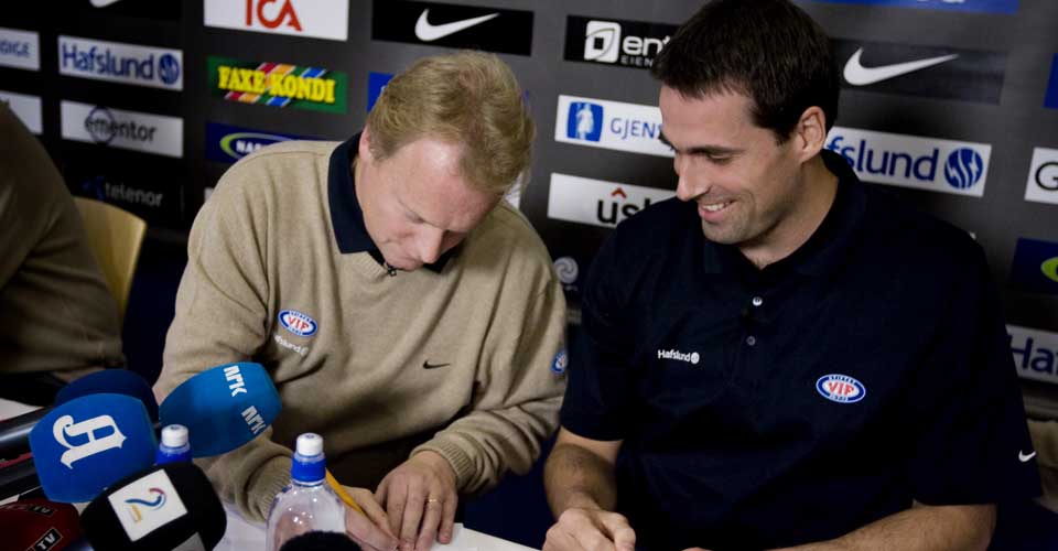 EVALUERING I NOVEMBER: Her setter styreleder Raymond Johansen (t.v.) og manager Martin Andresen pennene p� papiret f�r sesongen. Etter sesongen m� de samme personene gjennomg� en skikkelig evaluering etter en skuffende sesong.