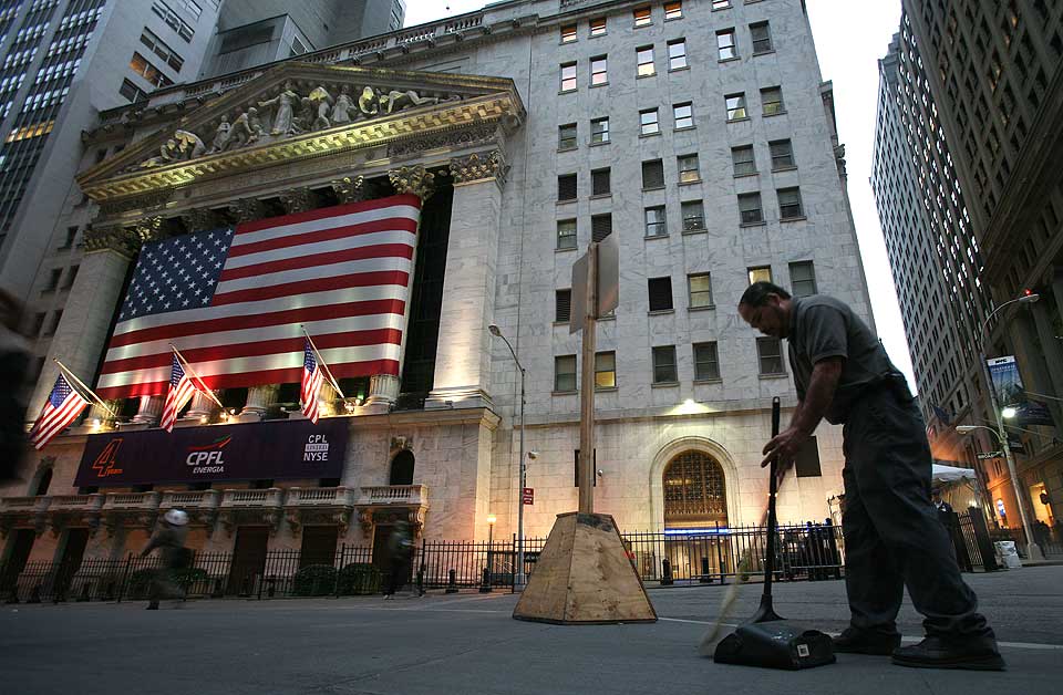 OPPOVER IGJEN: Etter en helsvart dag mandag s� ting lysere ut etter stengetid p� New York-b�rsen tirsdag.