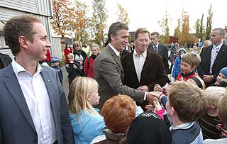 P� SKOLEBES�K: Statsminister Jens Stoltenberg og kunnskapsminister B�rd Vegar Solhjell bes�kte i dag Stange skole i Hedmark, der de presenterte regjeringens satsing p� skolesektoren. Til h�yre rektor Morten Brendlien.