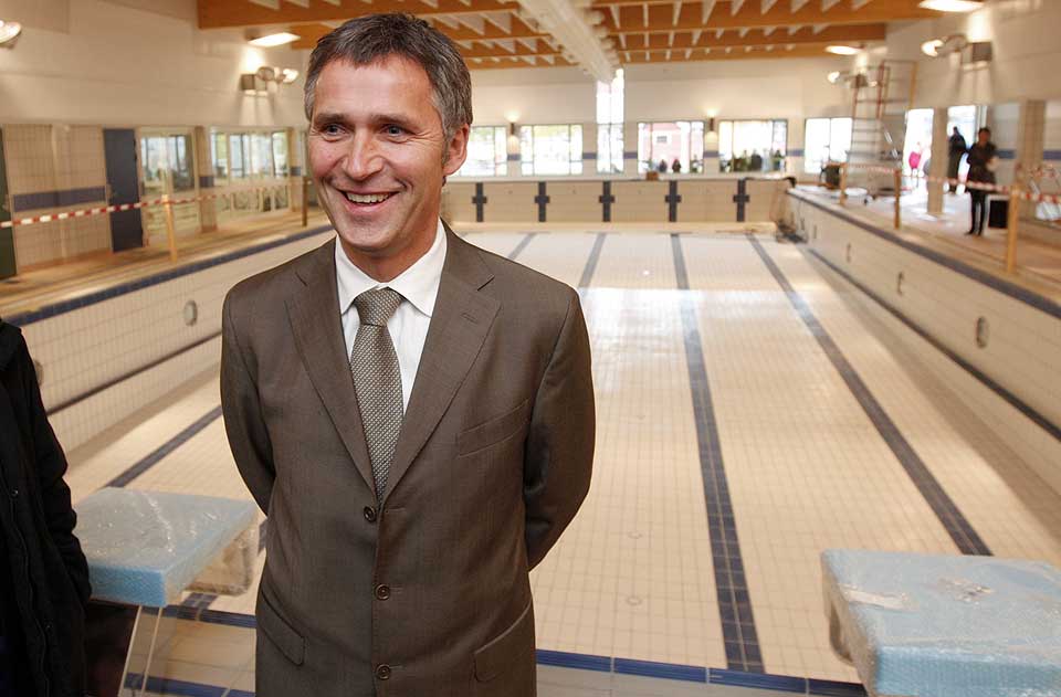 MANGE TOMME BASSENGER: Men det vil statsminister Jens stoltenberg ha en slutt p�, og lover skattefrie l�n for � fylle bassengene igjen.