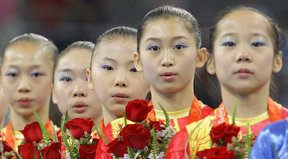 FRIFUNNET: Yang Yilin, Li Shanshan, He Kexin, Jiang Yuyuan og Deng Linlin slo USA i lagturnkonkurransen, men kjempet hele OL mot anklager om at flere av dem ikke var gamle nok til � delta.
