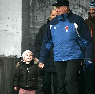BESTEFAR TIL FEM: Her leier Kong Harald prinsesse Ingrid Alexandra (4) i Holmenkollen i mars.