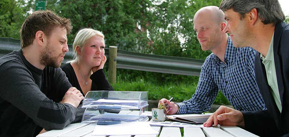 LA FRAM �KONOMIEN P� TV: J�rn (32) og Stine (23) fra Narvik var i alvorlige problemer etter � ha neglisjert regninger i mange �r. De hadde flatskjerm og DVD-samling, men 800 000 i gjeld og ingen egen bolig. Hva synes du om �Luksusfellen�? Diskuter i feltet nederst!