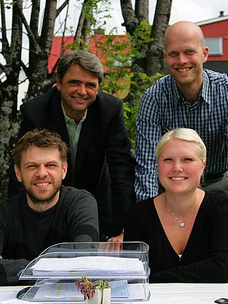 GIR HJELP P� TV: - Vi m�ter mange �konomiske analfabeter, sier Hallgeir Kvadsheim (bak til h�yre). Sammen med Magne Gundersen (til venstre) hjelper han nordmenn i gjeldshengemyra p� TV 3.