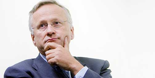 VURDERER SITUASJONEN: Norges Bank og sentralbanksjef Svein Gjedrem b�r mer aktivt ut og hjelpe bankene, mener �konomene.
