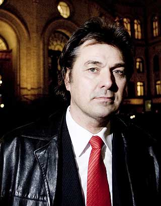 LOVER � LA DET LIGGE: Arbeiderpartiets leder av utenrikskomite�n Olav Akselsen, her foran Stortinget.