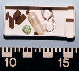 BESLAG: Slike �partypakker� ble beslaglagt under Quart-festivalen i 1999. De inneholder amfetaminkapsel, hasj, ecstasy og rohypnoltabletter.