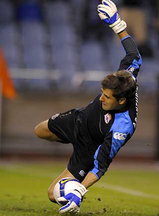 SPRETTEN: Deportivo-keeper Daniel Aranzubia stoppet tre av fem Brann-fors�k fra straffemerket.