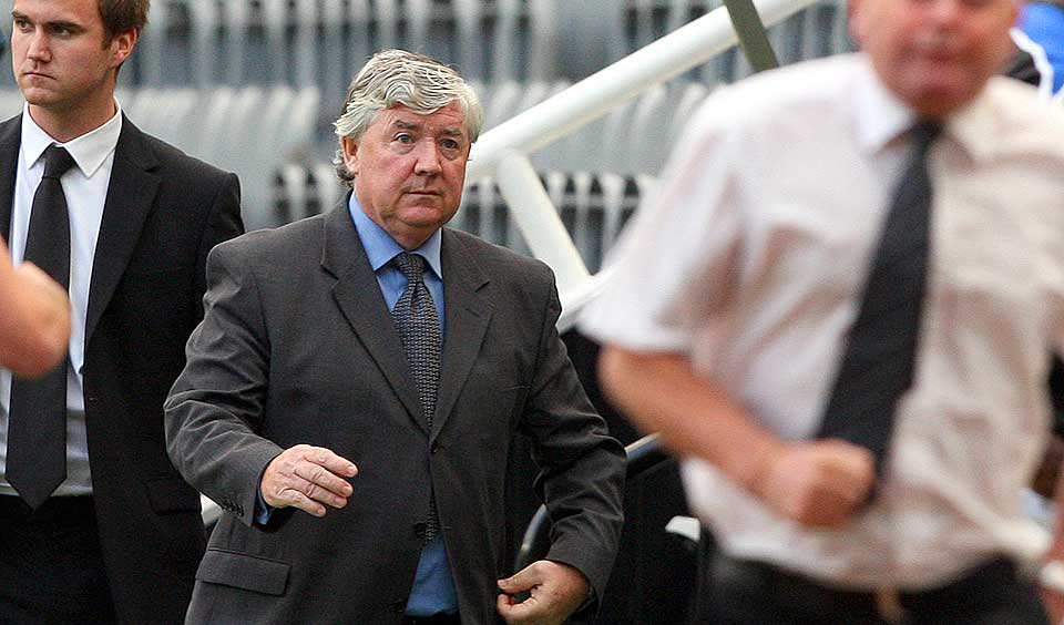 SINNATAGG: Joe Kinnear var rasende da han m�tte pressen p� Newcastles treningsfelt. Her forlater han St. James' Park etter � ha sittet p� tribunen og sett laget tape for Blackburn sist helg.