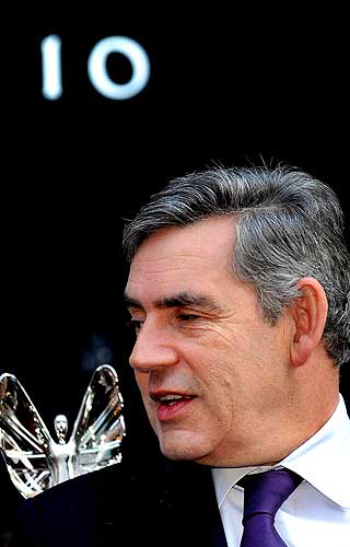 OVERRASKER: Gordon Brown tar en gammel uvenn inn i varmen.