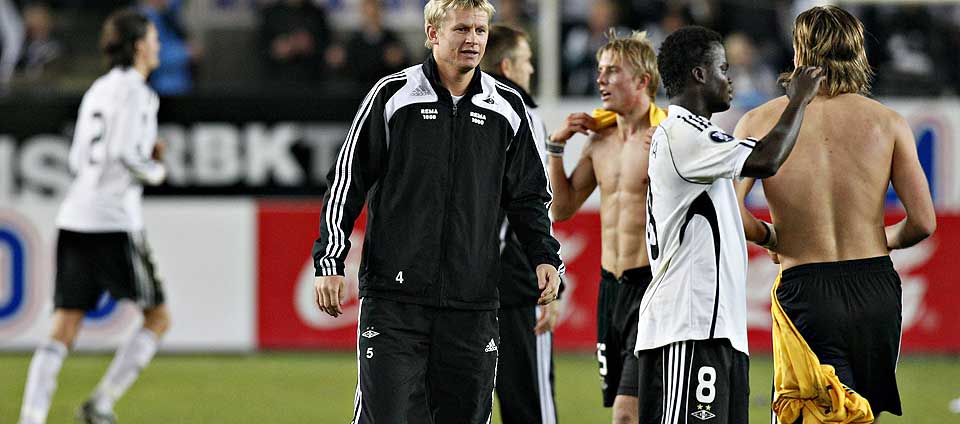 BEDRE: Steffen Iversen var skadd i g�r, men var ute p� banen og gratulerte lagkameratene etter seieren mot Br�ndby. I dag har han v�rt til MR-unders�kelse.