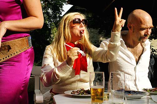 TILBAKE I RAMPELYSET: Jon og Anbj�rg H�tun p� Aschehougs tradisjonsrike hagefest.