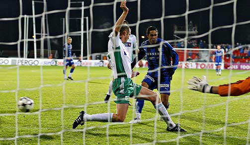 Nummer 101: Daniel Nannskog styrte inn 2-0 etter et str�lende angrep av serieleder Stab�k.