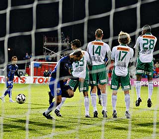 M�LGIVENDE OG HELDIG M�L: Jon Inge H�iland var nest sist p� 2-0, og kom seg ikke unna muren p� 3-0 - som han dermed styrte rett i nettet.