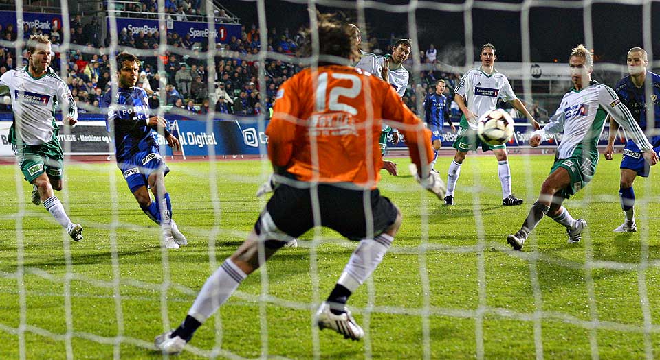 G�R MOT GULL: Etter 78 m�ll�se og frustrerende minutter kunne Stab�k endelig juble. Alanzinho ordnet 1-0, og Stab�k fikset enkelt to til mot slutten.
