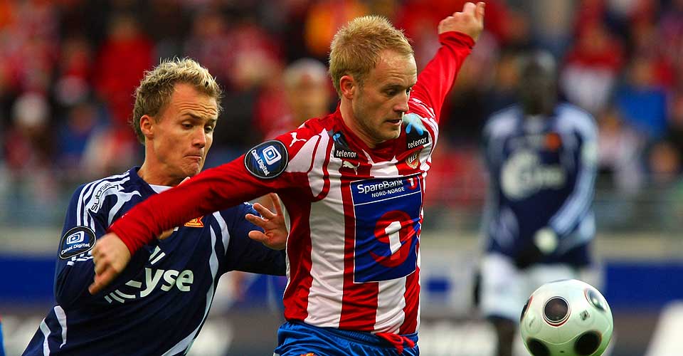 INEFFEKTIVE TROMS�Tommy Knarvik fant ikke ut av hjemmelagets forsvarsorganisering.   Samtidig var Viking d�delig effektive p� sine sjanser.