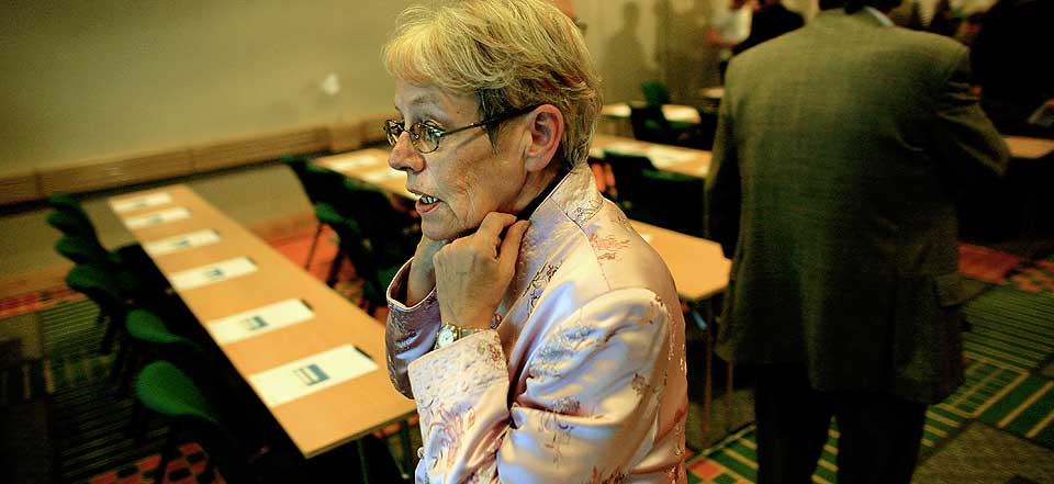 KJEMPET MOT T�RENE: Tove Paule m�tte ta seg en slurk vann, da idrettspresidenten ble spurt om hvordan hun har hatt det den siste tida.