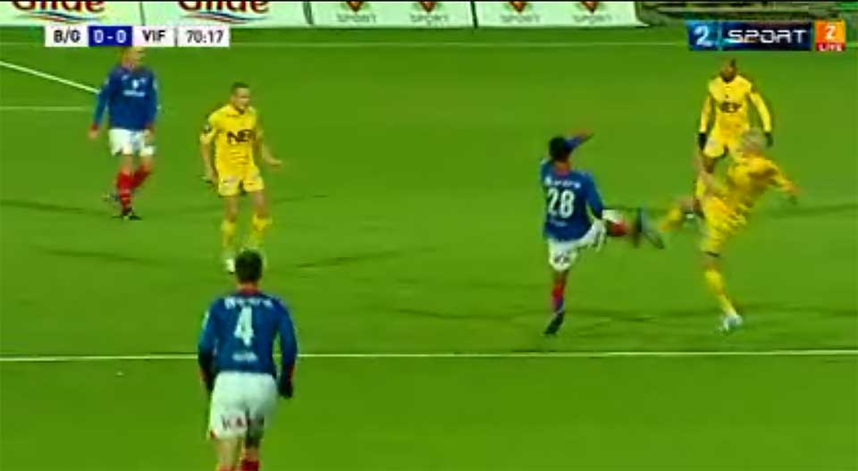 ER DETTE R�DT KORT? Harmeet Sing og Birkir Bjarnason l�fter beinet mot ballen. Bjarnason var et par hundredeler foran, Singh ble utvist.