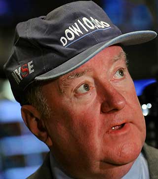 CAPSEN AV: Aksjemegleren med det treffende navnet Arthur Cashin har ingen grunn til � beholde capsen, som ble delt ut da Dow Jones for f�rste gang passerte 10.000 poeng 29. mars 1999.