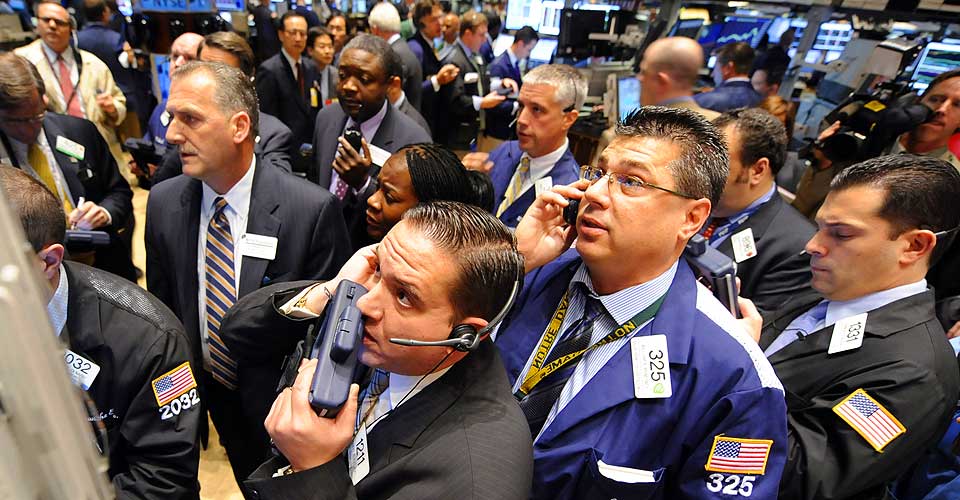 NY SVART DAG P� JOBBEN: Frustrasjonen brer seg blant meglerne, som registrerer Dow Jones- indeksen i fritt fall.