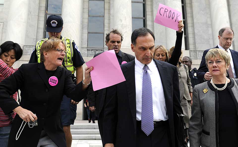 OMGITT AV DEMONSTRANTER: Den tidligere Lehman Brothers-sjefen Richard Fuld forlater Capitol Hill etter h�ringen i Kongressen, der han m�tte forklare seg om storbankens kollaps.