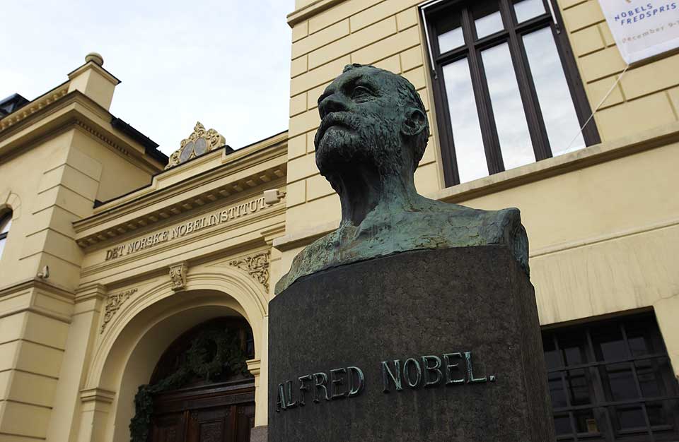 I FEIL HENDER?: Etter krigen har knapt Alfred Nobels hensikt med fredsprisen i testamentet blitt etterlevd, skriver Fredrik S. Heffermehl.