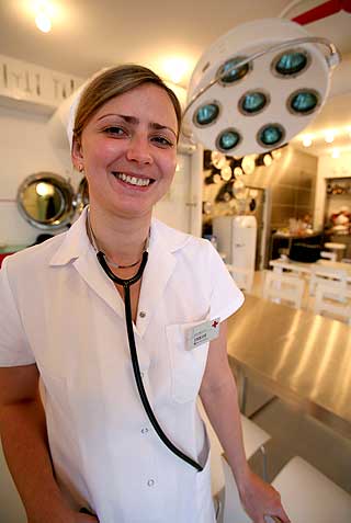 P� JOBB: Sykes�sterservit�r Inese Treimane har ikke noe imot � jobbe i sykepleieruniform.