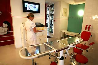 TA PLASS: Her kan du spise p� operasjonsbordet.