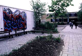 LOVLIG VEGG: Her er en lovlig graffitivegg, eller piece-vegg, som det ogs� kalles, ved en skole i Sverige.