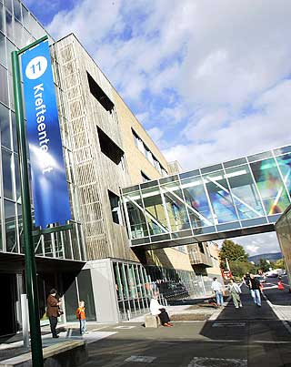 UTSMYKKING: Det nye Kreft- og isolatsenteret ved Ullev�l Sykehus ble �pnet i 2006, og Marianne Heske fikk ansvaret for � utsmykke glassbroen.