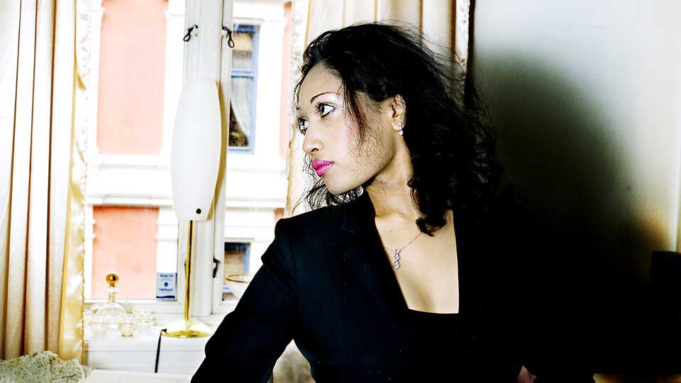 AVVISER UNNSKYLDNINGEN: Forsvaret har ikke klart � finne fram til kj�resten til Saera Khan.