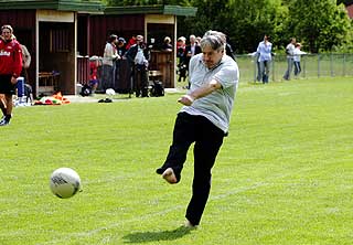 TVILER P� DAVYS FAGLIGE TYNGDE: Espen Steffensen er ikke sikker p� om Davy Wathne er fotballfaglig kvalifisert nok til � synse om Mons Ivar Mjeldes kapasitet som trener. Her viser i det minste TV 2-ankeret up�klagelig skuddteknikk.