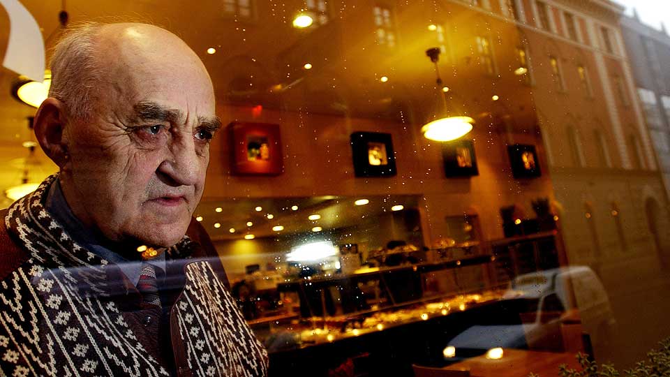 SN�SAMANNEN: Mannen med varme hender, Joralf Gjerstad, mener han er f�dt med evner som han ikke kan gi en fornuftig forklaring p�. Han har bl. a. gitt svaksynte synet tilbake og leget folk med psykiske lidelser. I 2002 fikk han Kongens fortjenestemedalje for medmenneskelighet og omtanke.