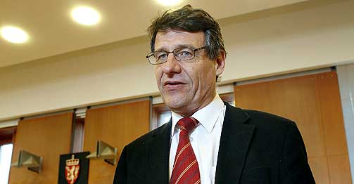 VIL M�TE LYN: Advokat Cato Schi�tz kan ikke skj�nne at Morgan Andersen skal v�re stevnet for 170 millioner, siden det var Lyn som mottok overgangssummen.