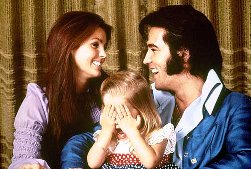 THE KING: De stolte foreldrene Elvis og Priscilla Presley poserer med datteren Lisa Marie i dette bildet fra 1970. Lisa Marie var da to �r gammel, og sju �r senere d�de hennes far og musikklegenden.