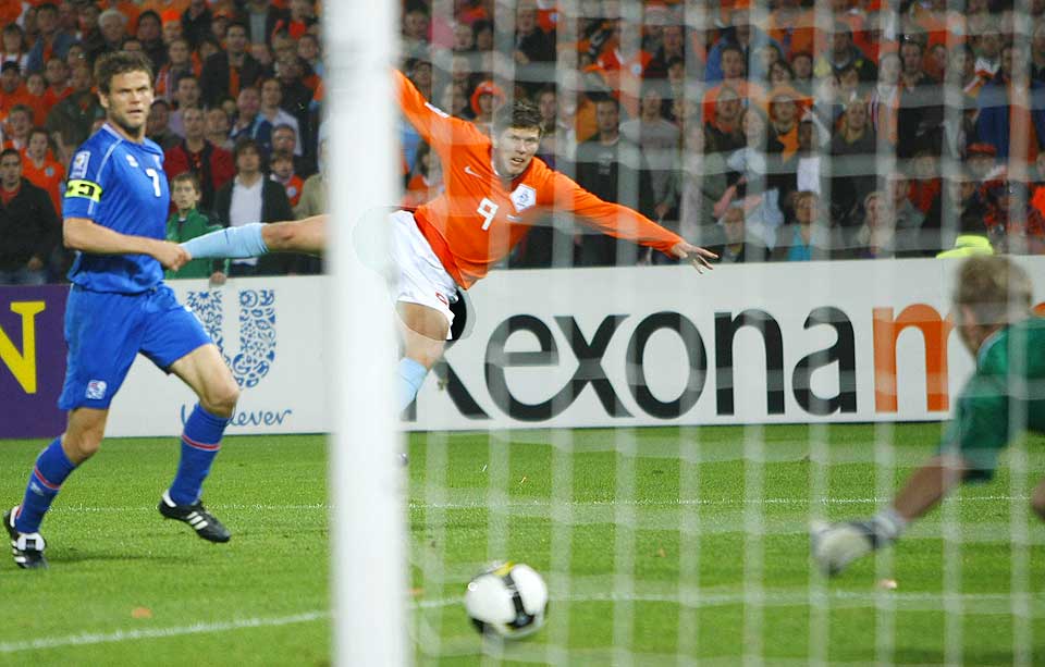 VISTE SCORINGSFORM: Klaas-Jan Huntelaar satte inn Nederlands 2-0 scoring mot Island p� pasning fra Rafael van der Vaart.