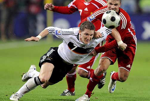 HOLDT UNNA: Bastian Schweinsteiger og Tyskland klarte � ri i land en 2-1 seier mot Igor Denisov og Russland.