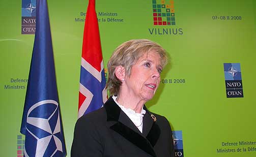 IKKE BEKYMRET: Forsvarsminister Anne-Grete Str�m-Erichsen ser den �kte russiske milit�re �vingsaktiviteten som en naturlig konsekvens av en bedre russisk �konomi.